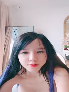 Nữ thần đi giày cao gót, chân dài, ngoại hình cực đỉnh khoe gương mặt trong live show đam mê.